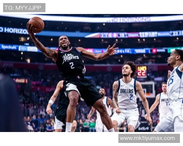 莱昂纳德季前赛上半场狂砍五记三分球平上赛季单场最佳表现 莱昂纳德季前赛上半场狂砍五记三分球平上赛季单场最佳表现