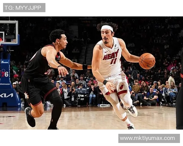 哈克斯替补登场26分钟高效表现14投9中斩获21分3篮板2助攻