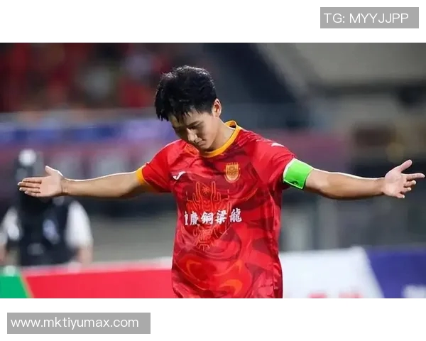 铜梁龙外援精彩头球破门助力球队打破僵局张外龙场边赞赏不断